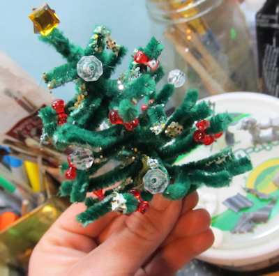 The completed pipe cleaner tree