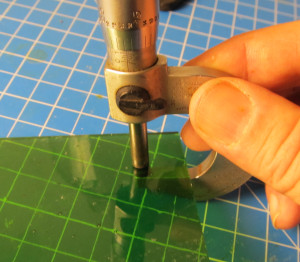 Measuring the thickness of the glass